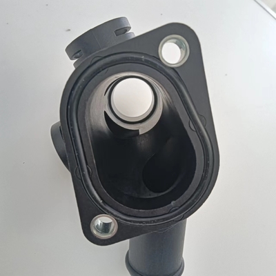 Flancia del tubo di raffreddamento del radiatore di plastica per VW Jetta e resistente certificata IATF16949