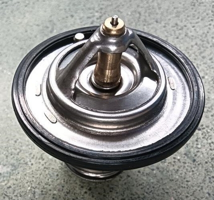 21200-VC20A 82Degree Termostato del liquido di raffreddamento del motore per SUNNY Traveller NP300 JUKE SUNNY