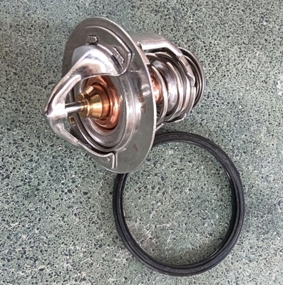 21200-VC20A 82Degree Termostato del liquido di raffreddamento del motore per SUNNY Traveller NP300 JUKE SUNNY