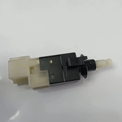 Mercedes-Benz E320 E350 E550 E63 AMG CLS550 CLS63 AMG Interruttore della luce del freno 0015454409/0015456709 4Pin