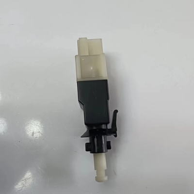 Mercedes-Benz E320 E350 E550 E63 AMG CLS550 CLS63 AMG Interruttore della luce del freno 0015454409/0015456709 4Pin