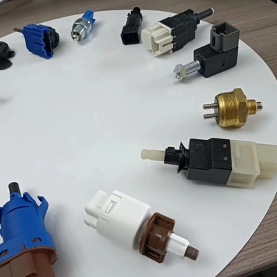 L'interruttore della luce del freno è adatto alla Hyundai 9381038110 9381038100 938103K000 938101C800